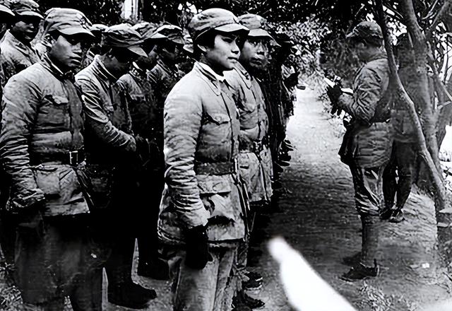 1970年老人去部队看儿子被哨兵拦下，老人：让你们师长跑步来见我