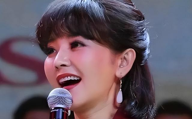 51岁主持人方琼：嫁给电视台领导，21岁儿子不仅长得像她还是学霸