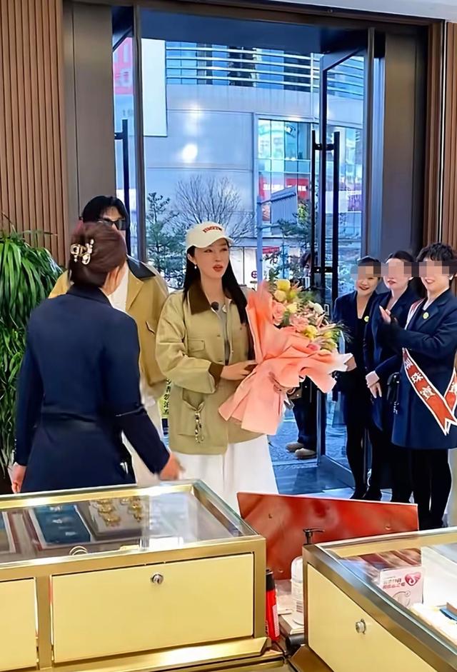 董璇张维伊大同婚宴现场照曝光，挨桌给人敬酒，佟丽娅关悦等出席