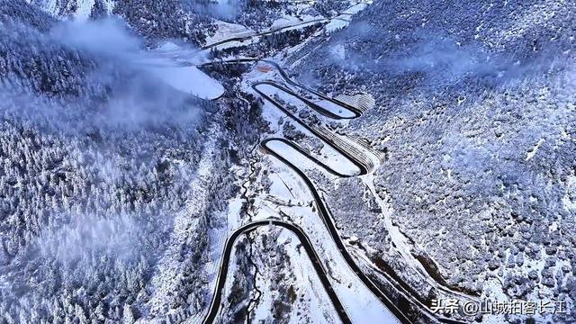 四川偏远的“一线”小城，房子挂在悬崖边，看着就令人心生畏惧！