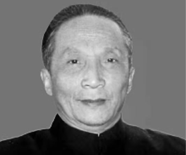 1956年，毛主席接见徐州地委书记时突然问：“四”加“南”读什么
