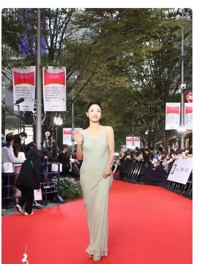 41岁白百何现身东京,她的下跨变得好大啊,脸也胖了,变化真大