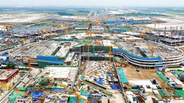 助力空港蝶变！济南遥墙机场交通枢纽中心封顶