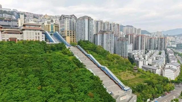 重庆巫山县建成世界最长扶梯，此前爬楼梯爬到怀疑人生