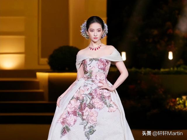 刘亦菲逛LV店被偶遇	，试衣专注忘镜头，网友：这“骨相	”太能打了