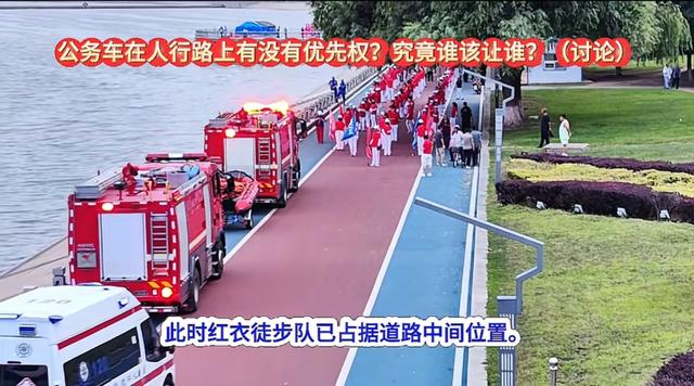 “暴走团”荧光服下的陷阱，谁在豢养“道路特权军团？