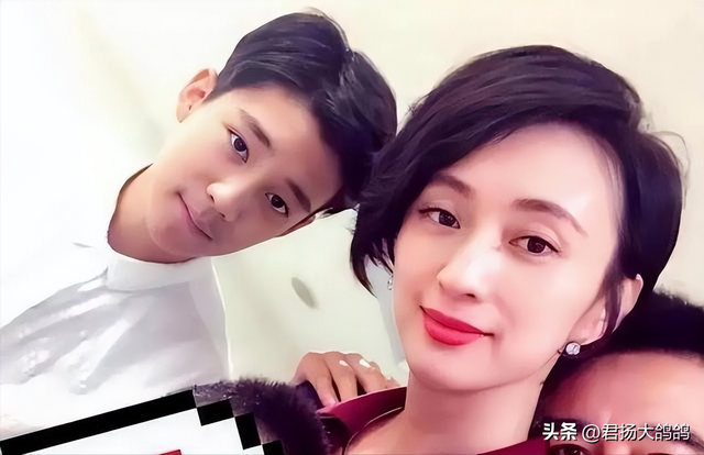 原来他是许亚军长子，神似前妻何晴，如今名校毕业已成父亲的骄傲