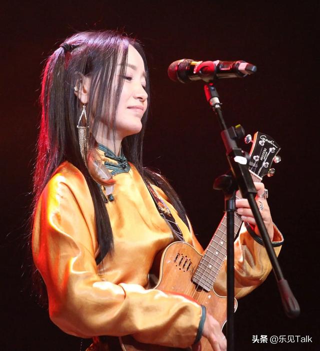 连上5次央视春晚，私下和恩师同居，却被骗流产，如今57岁仍单身