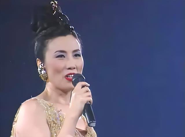 78岁连路都走不稳还开演唱会，全网骂声一片	，她却扬言回馈粉丝