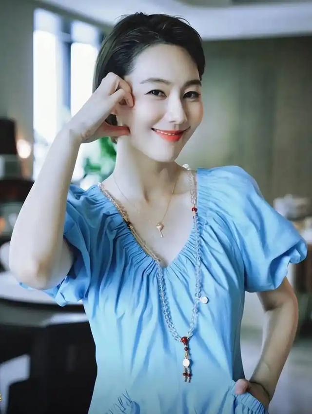 讨好大佬，陪睡上位，遭央视“开除”	，她身上的标签哪个才是真的