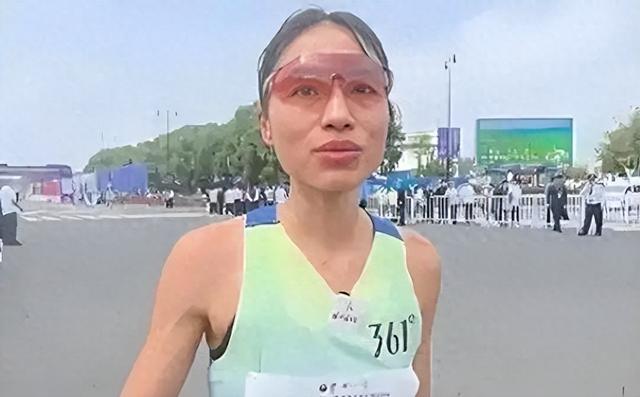 50岁老护士挺张水华，爆临床夜班16小时连轴转	，她有背景早调岗了