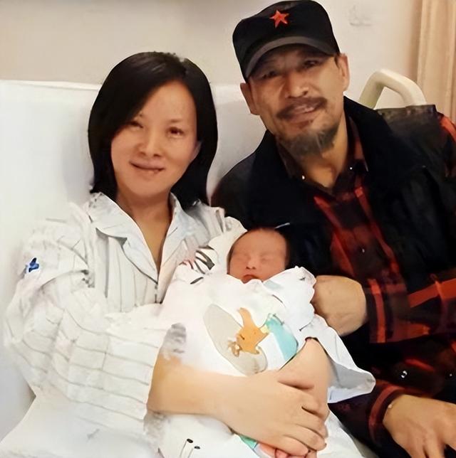 吃里扒外！定居美国13年，回国捞金惨遭“驱逐”，52岁活成了笑话