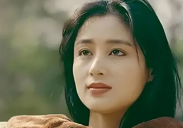 长得太美被导演占为己有，4年后生下大明星儿子，17岁就成男一号