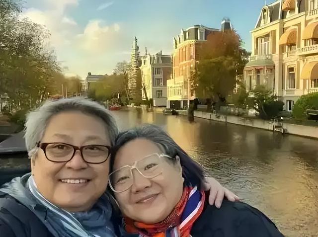 陈凯歌前妻洪晃晒京郊院子，空地上百平，爱马仕被她拍出廉价感