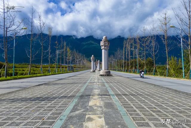 你知道吗？丽江有条1.2公里长的网红路，风景绝美游客却很少