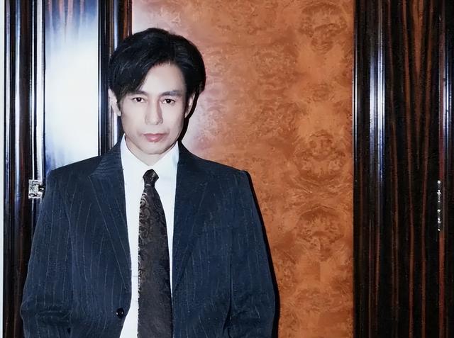 54岁凭央视大剧一夜爆火，如今又父子同台飙戏，17岁儿子比他还帅