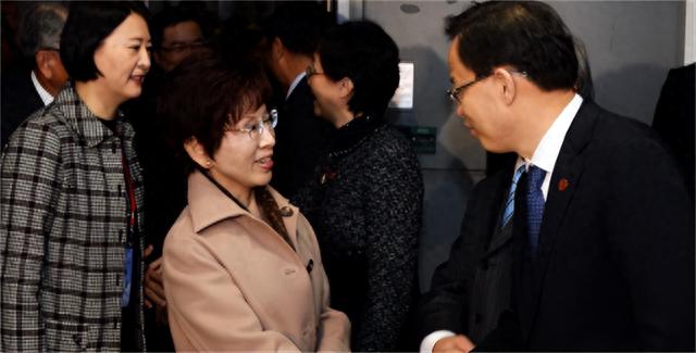 中方举办国宴欢迎贵宾，洪秀柱被安排在主桌迎客，与港澳特首同席