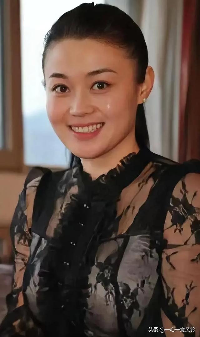 关婷娜日常穿搭，随性又可爱