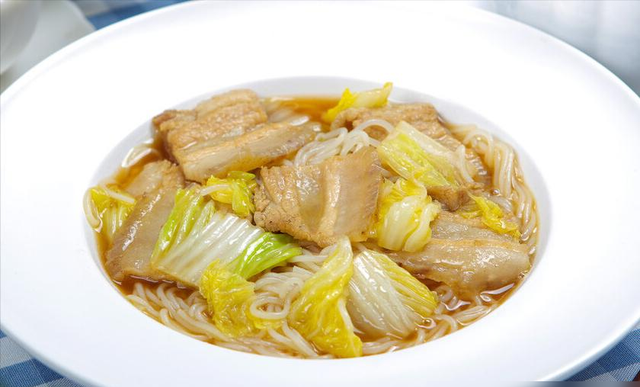 白菜炖豆腐，先炒白菜还是豆腐？大厨教你正确顺序	，鲜香又入味