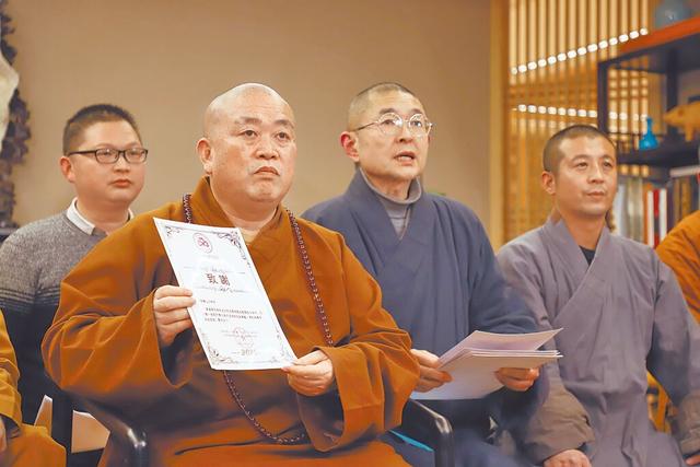 河南省委书记“暗访少林寺	”，希望宗教界人士严持戒律，强调严肃查处违法违规行为	，保障游客合法权益