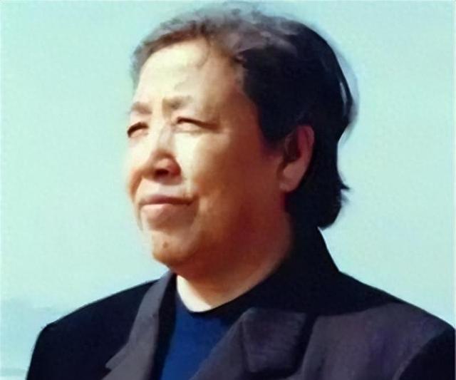 她是主席的妻子，15岁入党，如今依然健在，但很少出现在公众视野