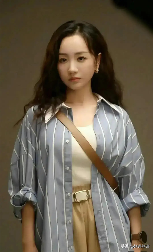 杨蓉这胸是真的吗？跟两个足球一样了，真的非常好看了