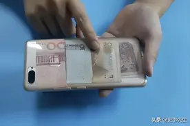 手机壳背后为什么放钱，10个人8个不懂，快些告诉家人，太重要了图片