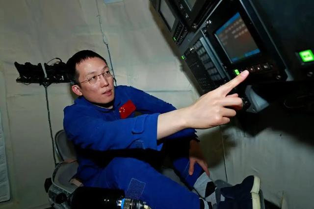 神舟二十一号升空!现在的问题是,导师上天了,组会还开吗?