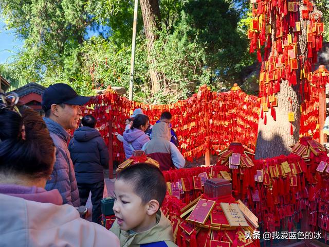 参观北京恭王府，过去一直觉得这是小景点，没想到游客居然这么多