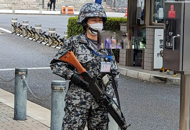 叫嚣击沉福建舰？日本右翼口号喊得震天响，一看自卫队人都招不齐