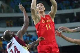 易建联生涯封神之战，数万观众只为他一人欢呼，姚明都感动哭了！图片