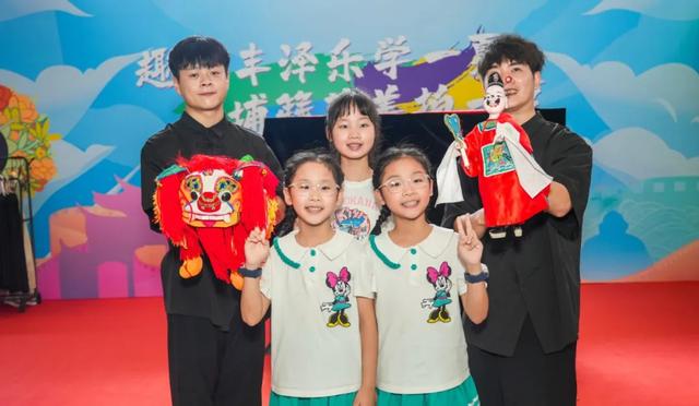 出站秒变蟳埔女！泉州动车站惊现「丰泽有戏非遗快闪」，更有惊喜见面礼