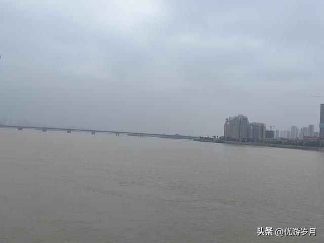 襄阳古城汉江风景很美