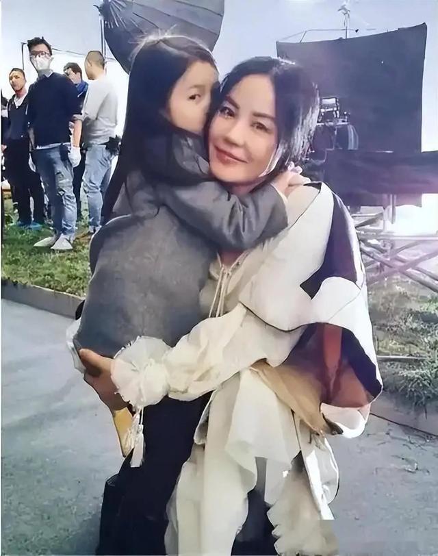 王菲也没想到，自己辛辛苦苦养大的李嫣，竟给李亚鹏做了“嫁衣”