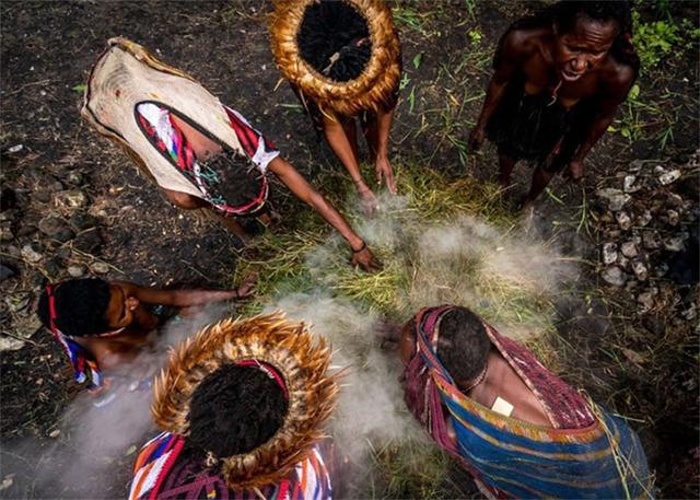 世界上最残忍部落：当亲人去世，关系最亲的女性必须断掉一根手指