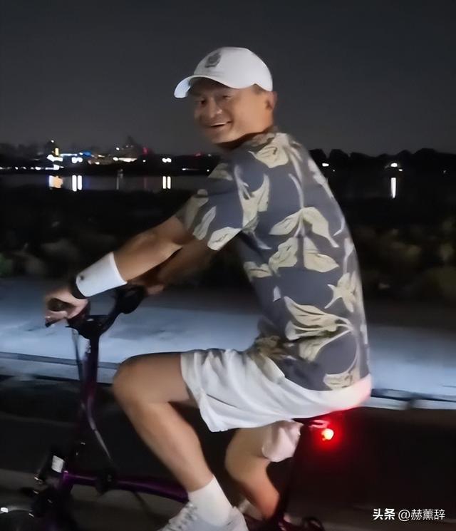 马云现身蚂蚁森林，大口吃西瓜，现场杂草丛生，跟2016年对比明显