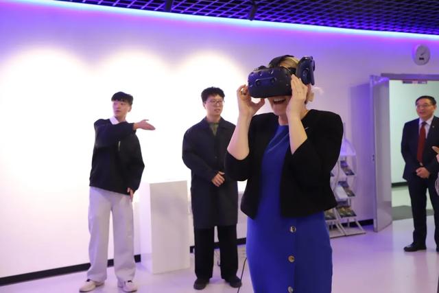 沃隆港大学逯高清校长率团访问武汉大学文化遗产智能计算实验室