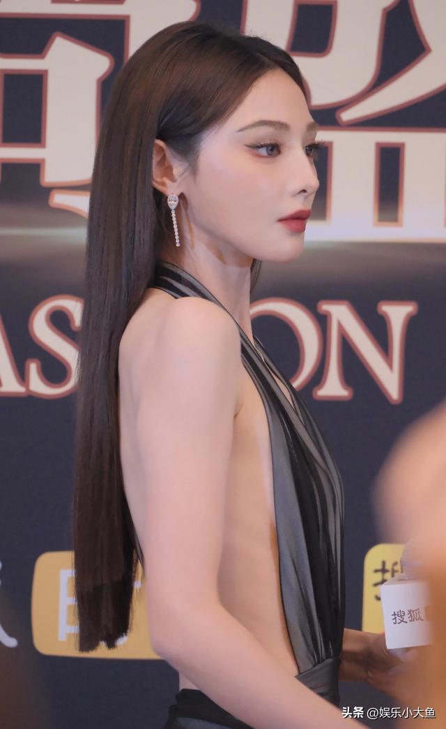 彭小苒出席搜狐时尚盛典活动，穿挂脖深v露背纱裙走红毯性感妩媚