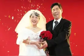 相宜博士的父母补办婚礼，儿子40岁未娶，女儿36岁未嫁，引发争议图片