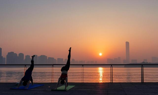 56岁男子突发脑溢血离世，生前喜欢散步锻炼	，医生摇头：做错4点