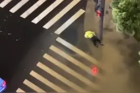 江苏无锡一男子街头触电身亡？当地警方：系突发疾病倒地图片