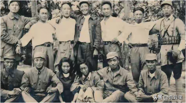 1973年，一名解放军首长的全家福，七个女儿皮肤白皙，颜值很高！