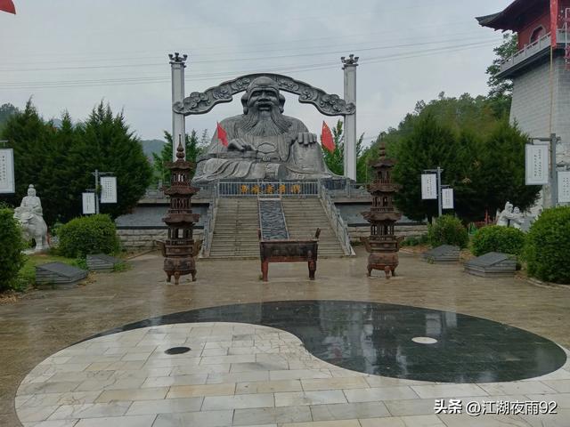 西峡二郎坪镇街头矗立一棵千年银杏,虽根部裸露,但依然茂盛