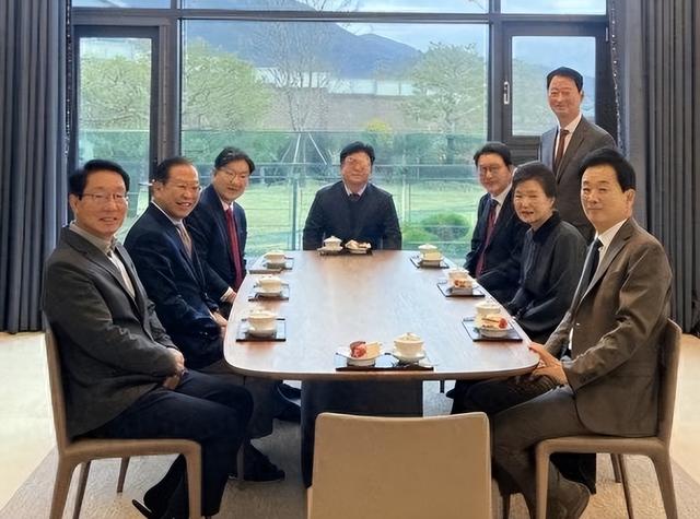 朴槿惠出狱生活：住1676平别墅，与小10岁律师为伴，如今生活安逸