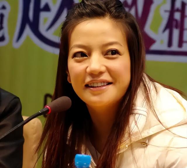 落毛的凤凰不如鸡？前途尽毁、家也散了，但好在赵薇还有一个靠山