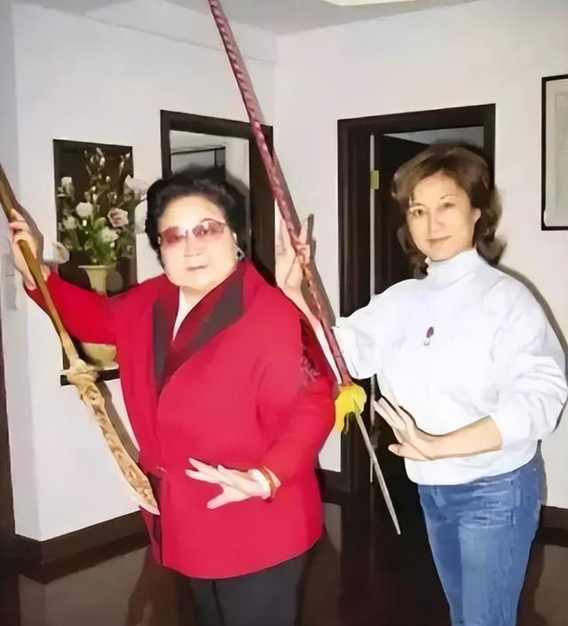 吃里爬外，永不回国？她带领30名演员选择留美，如今年过花甲归来