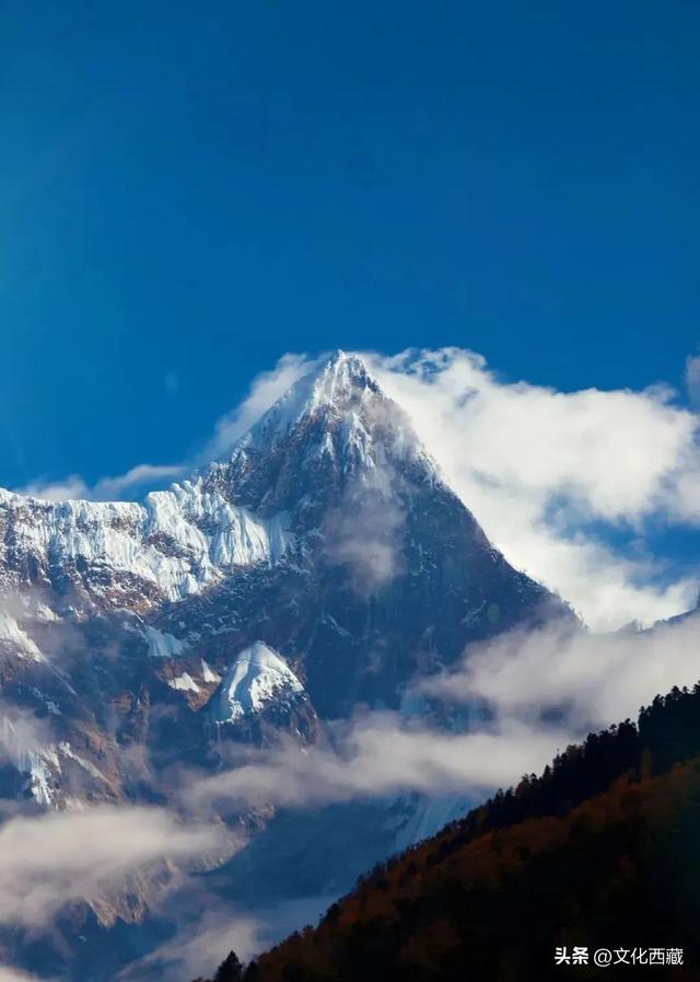 对不起，这看日照金山、流星、沙漠和雪山同框的宝藏地，我写晚了！