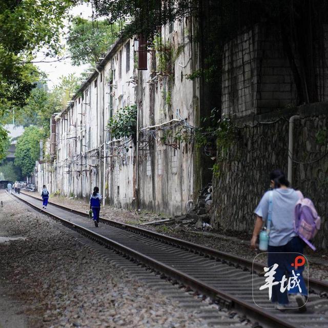 一起走在铁路上｜茶楼·跑街