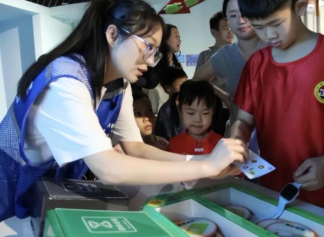 全国科普月 | 威海市科技馆“宇宙奇妙之夜探险”活动圆满落幕——三百组家庭共赴科学盛宴