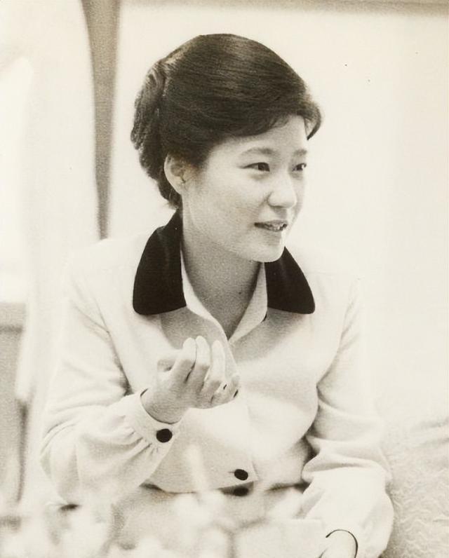 73岁朴槿惠晚年生活：没有丈夫和儿女住别墅，蓝颜柳荣夏寸步不离